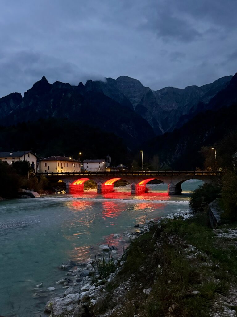 ponte illuminato pista ciclabile Alpeadria